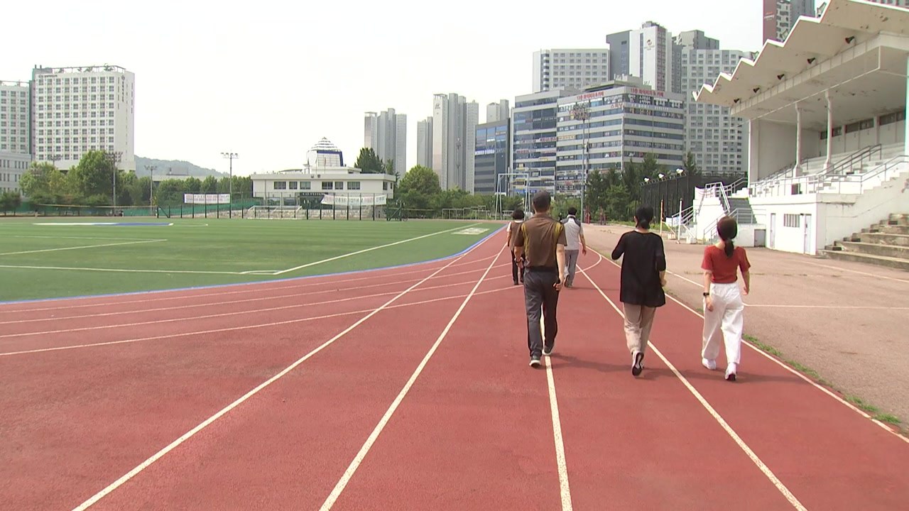 "뼈와 근육 건강 챙겨라...걷기 프로그램 인기" / YTN