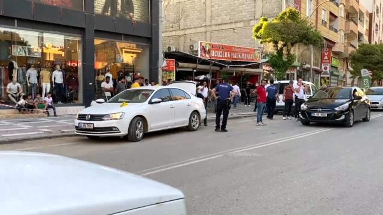 Şehrin işlek caddesinde arabanın önünü kestiler...