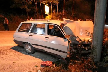 Kontrolden çıkan otomobil aydınlatma direğine çarptı: 1 yaralı