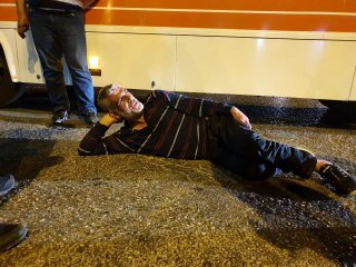 Parkta tartıştığı şahsı boynundan bıçakladı, kaçarken otobüs çarptı