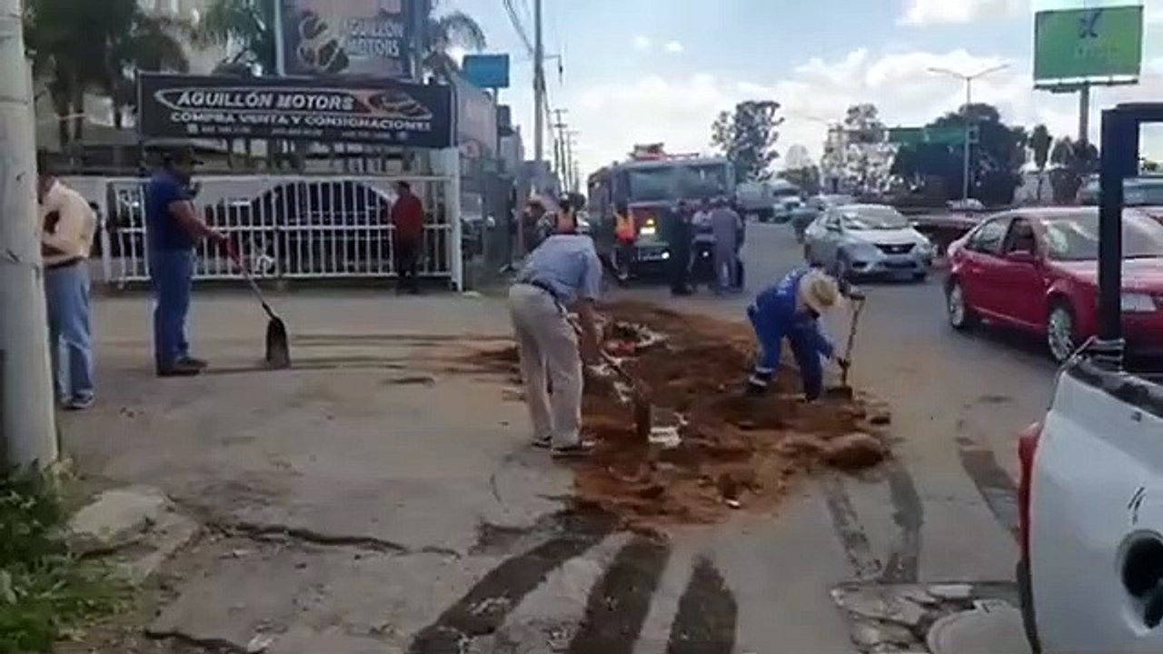 Trailero origina choque tras cierre de circulación
