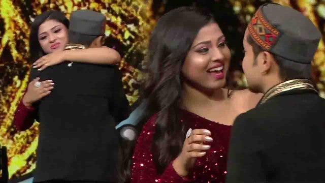 Indian Idol 12: Pawandeep Rajan को Arunita Kanjilal ने जीत की ऐसे दी स्टेज पर बधाई | FilmiBeat