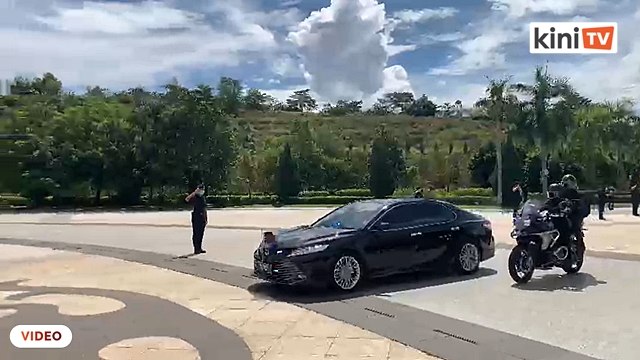 11:17am: Ketua Polis Negara tiba di Istana Negara