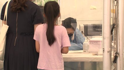 일요일 기준 또 최다 확진..."추가 방역 대책 검토" / YTN