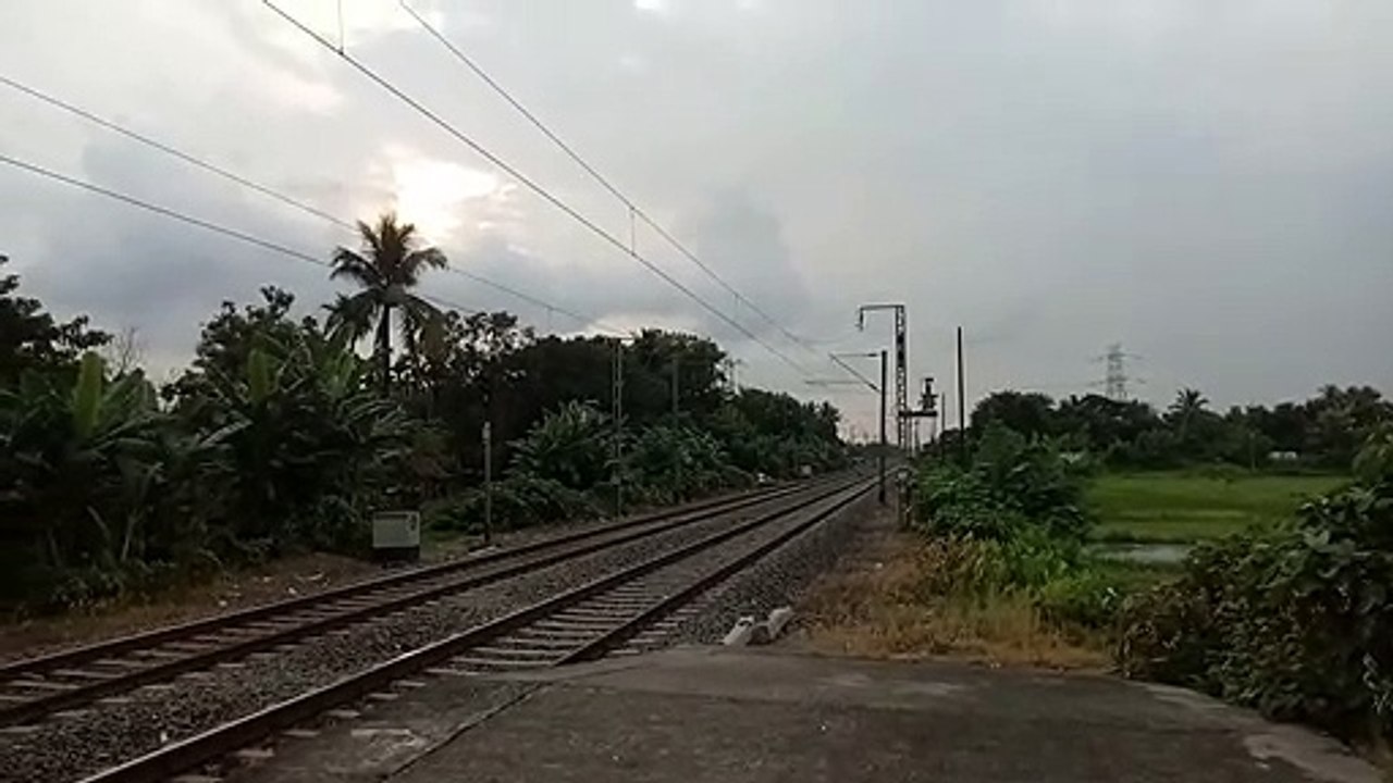 Route Diverted _||_ 03188 Maa-Tara Special (RPH-SDAH) leading with SDAH WAP-7 coming furiously _||_ ER
