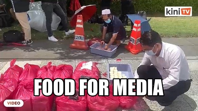 Media treated with food and drinks outside Istana Negara
