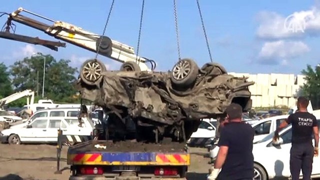 Bozkurt'taki sel felaketinde balçıkla kaplanan araçlar hasar tespiti için bir alanda toplanıyor