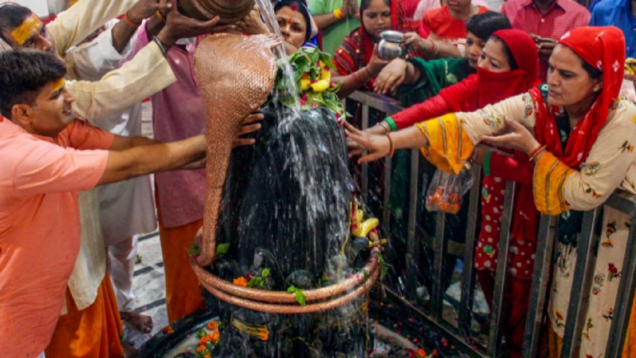 Sawan last Monday: Temples crowded with devotees