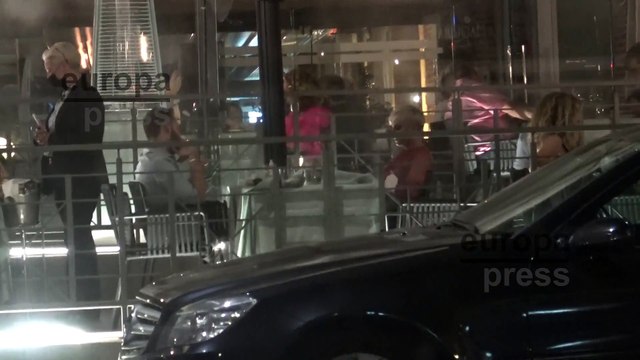 Ana María Aldón y José Antonio Avilés disfrutan de una cena de amigos