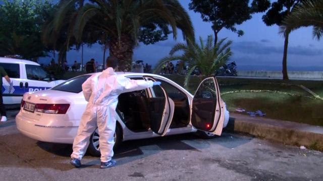 Sahilde yürüyüş yapan vatandaşlar, park halindeki otomobilin içinde cansız beden buldu