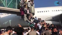 Caos en el aeropuerto de Kabul: miles de personas en las pistas tratando de subirse a un avión