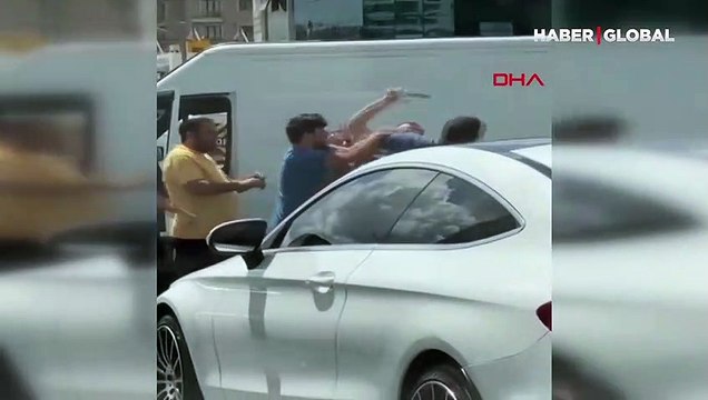 Trafikte yol verme tartışması sopalı kavgaya dönüştü! İşte o anlar