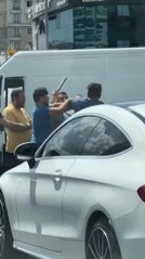 ÜMRANİYE'DE SOPALI YOL VERME KAVGASI KAMERADA