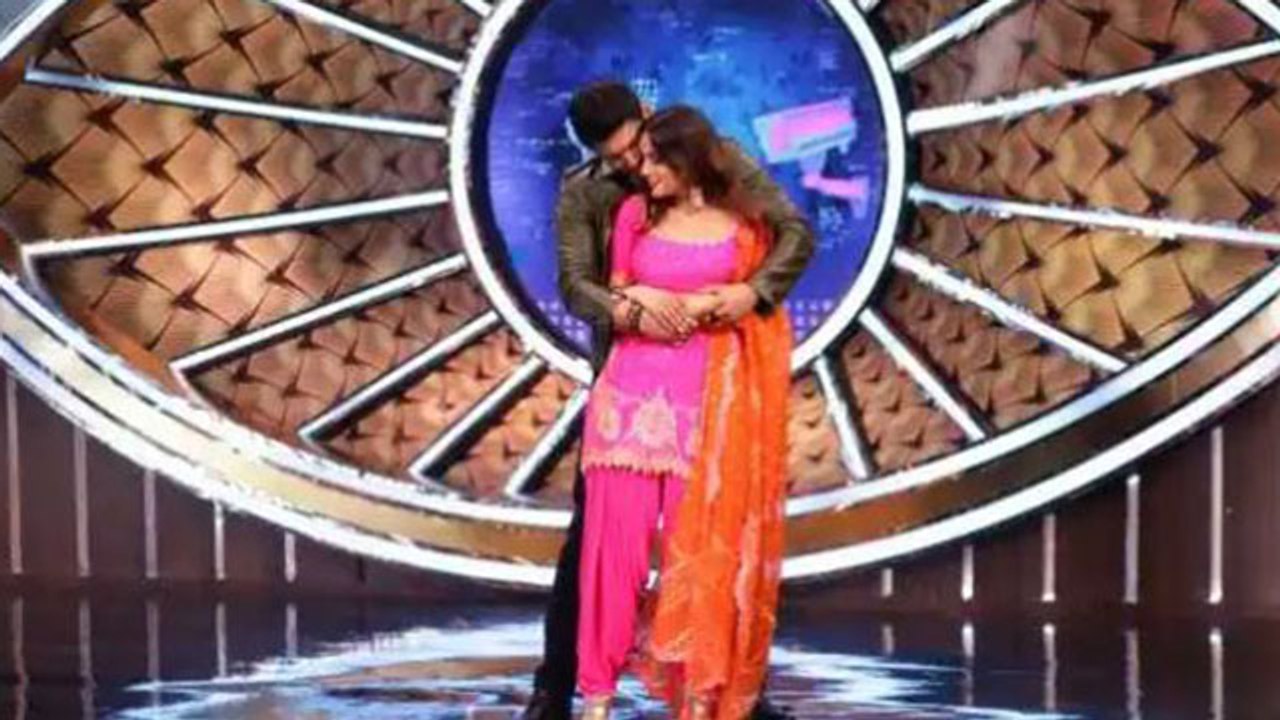 Bigg Boss Ott: Shehnaz Gill और  Siddharth Shukla का रोमांस देख ऐसे शरमा गए Karan Johar  | FilmiBeat