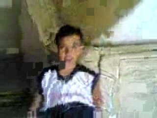 un enfant avec une trés belle voix