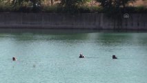Yüzmenin yasak olduğu alanda Seyhan Nehri'ne giren kişiyi dalgıç polisler sudan çıkardı