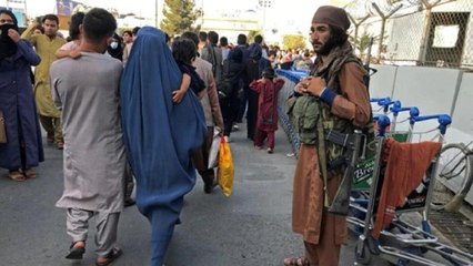 Скачать видео: Chaos at Kabul airport as Taliban seize Afghan capital