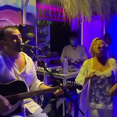 Terelu Campos lo da todo de fiesta en un chiringuito de Málaga