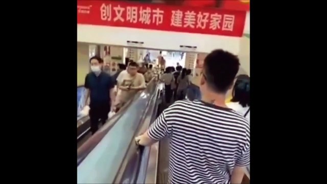 Quand 2 chauves se croisent dans l'escalator