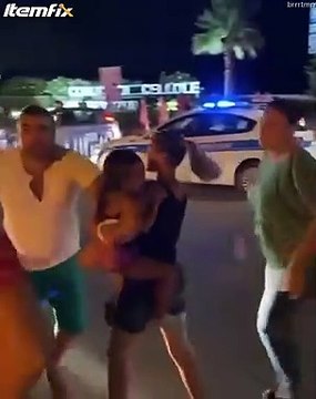 Donnez un Oscar à cette femme qui simule devant un policier