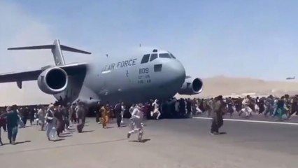 Download Video: Panic grips Kabul,Afghans ran on airstrips in front of plane