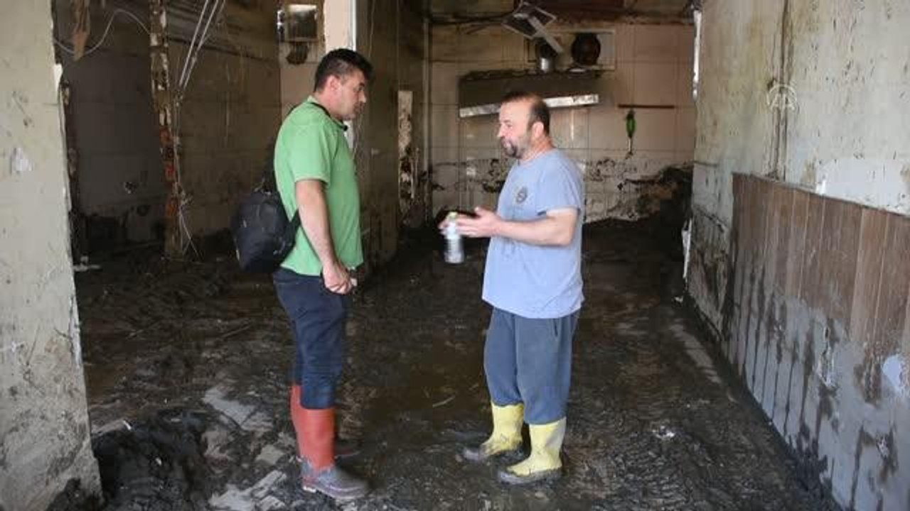 Son dakika haber | KASTAMONU - Bozkurt'taki selde eşi ve 2 üvey çocuğunu kaybeden esnaf yaşadıklarını anlattı