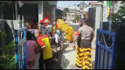 Warga Cikarang Ikut Vaksinasi Dihibur Aksi Barongsai