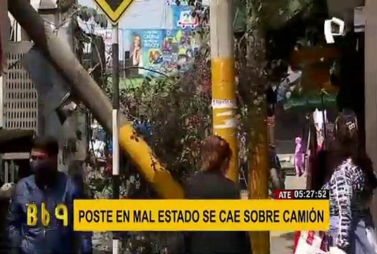Ate: poste con gran maraña de cables cayó encima de un camión