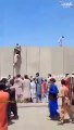 Afganistan’da kriz büyüyor! Afganlar duvarları böyle aştı