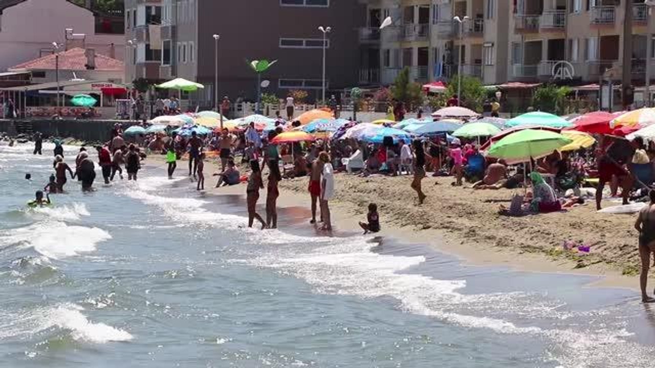 Sıcaktan bunalanlar sahillerde serinlemeye çalıştı