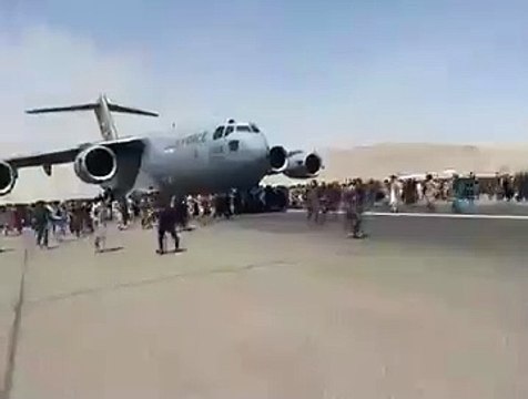 Taliban Kabil'e girince hareket halindeki uçağa binmeye çalıştılar