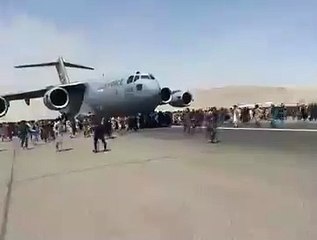 Taliban Kabil'e girince hareket halindeki uçağa binmeye çalıştılar