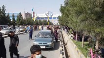 Taliban güçleri, Kabil Uluslararası Havalimanı'na girmeye çalışanları engelliyor
