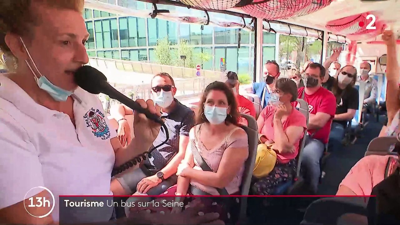 A Paris, un bus propose aux touristes de voir les monuments de la capitale et de faire une virée sur la Seine - Regardez