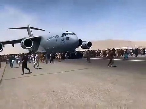 حشود من الأفغان في مطار كابل تحول دون إقلاع طائرات الإجلاء