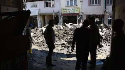 KASTAMONU - Kapıldığı selden bir iş yerinin balkonuna tutunarak kurtulan esnaf yaşadıklarını unutamıyor