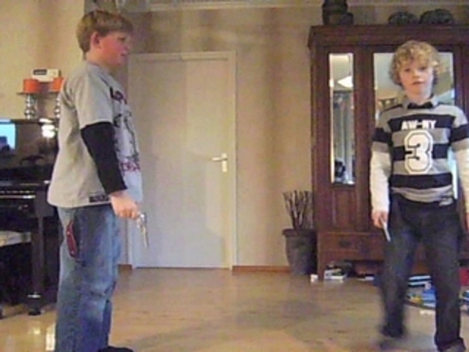 duel tussen groot en klein geweer www.player-tv.tk