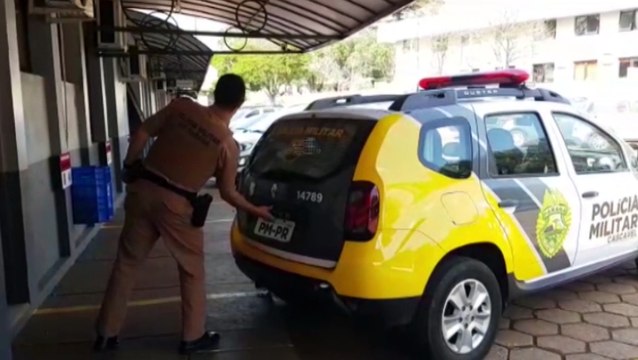 Amigos de homem que teve carro furtado reconhecem automóvel, chamam PM e duas pessoas são detidas