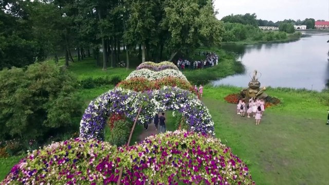 War of the Roses! Lithuanian Flower Festival inspired by the works of Shakespeare!