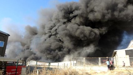 Uşak'ta alevlere teslim olan fabrikada söndürme çalışmaları sürüyor