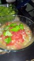 En la receta de cocina preparando una carne asada con salsa picante guacamole frijoles cocidos y tortillas de maiz azul hechas a mano