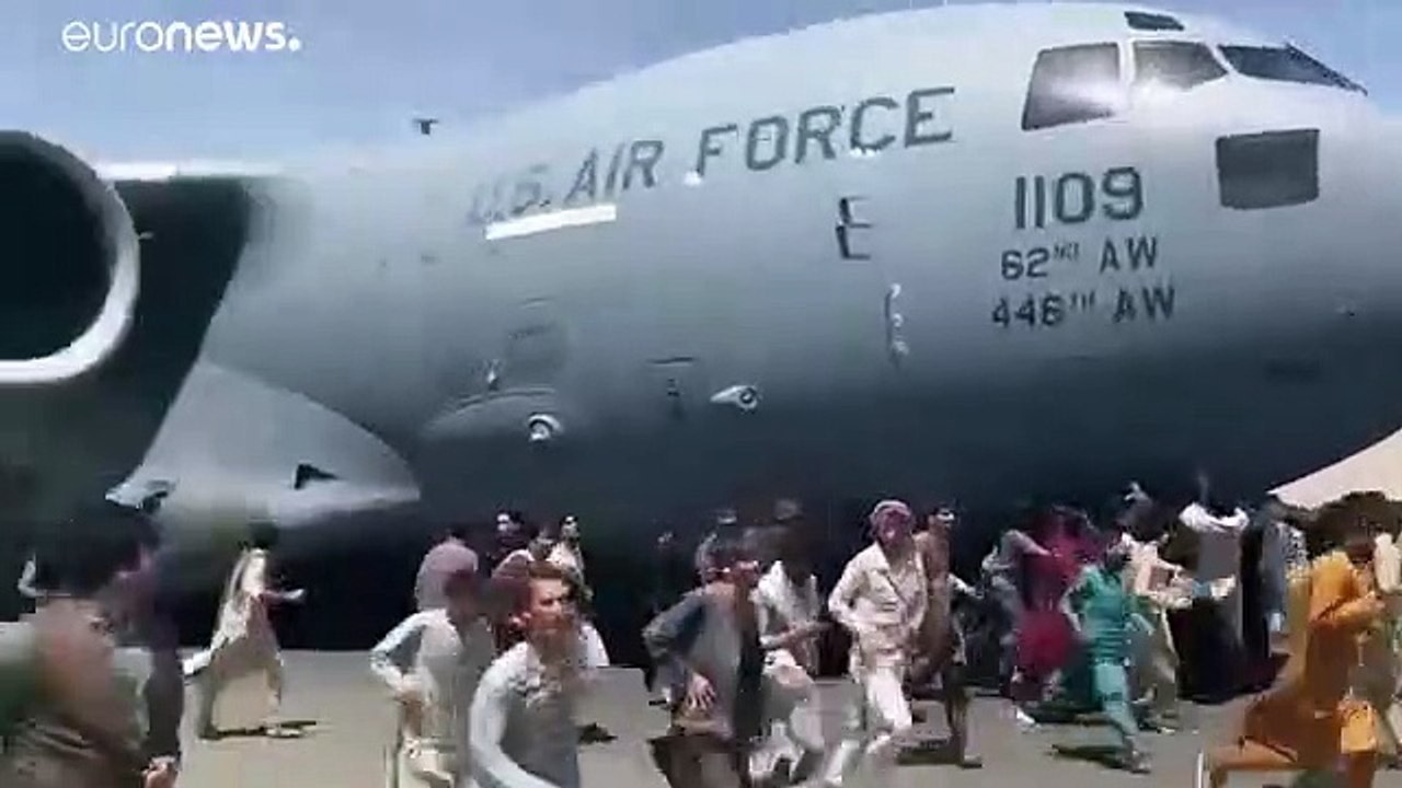 أفغان يحاولون التمسك بطائرة أثناء إقلاعها وسقوط بعضهم من السماء