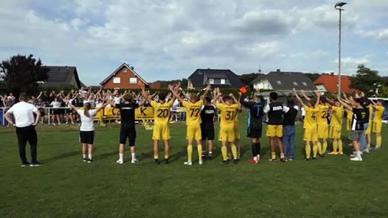 Fans und das Team von Göttingen 05 feiern nach dem Pokalsieg in Lenglern