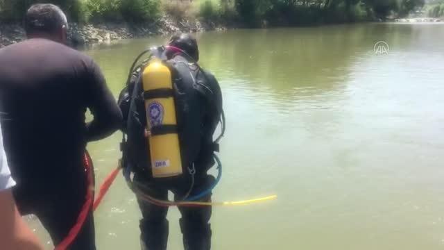 Sakarya Nehri'ne düşen genci arama çalışmalarına ara verildi