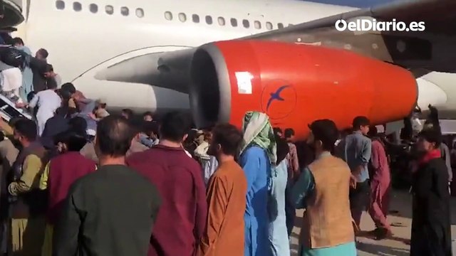 Caos en el aeropuerto de Kabul para huir de los talibanes