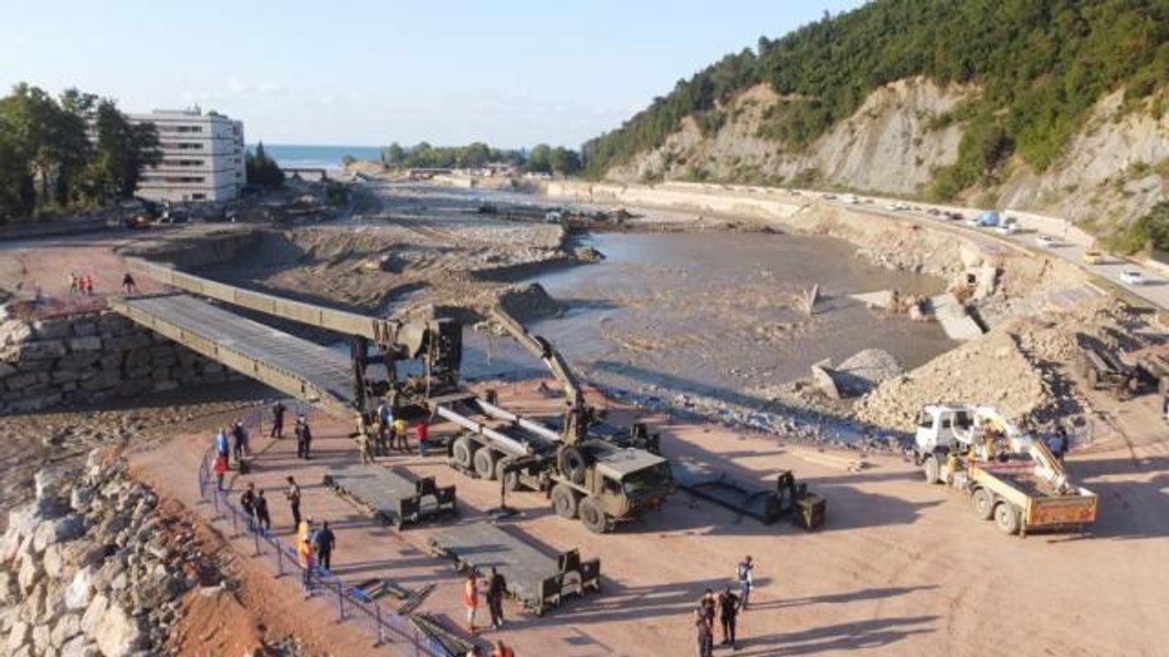 Son dakika haber... TSK'nin "Hafif Alaşımlı Sabit Köprü"sü sel felaketinin yaşandığı Ayancık Deresi'ne kuruldu