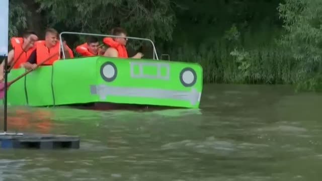 Las carreras de los botes locos se celebran un año más en Hungría