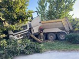 ARNAVUTKÖY'DE HAFRİYAT KAMYONUNUN ALTINDA KALMAKTAN SON ANDA KURTULDU