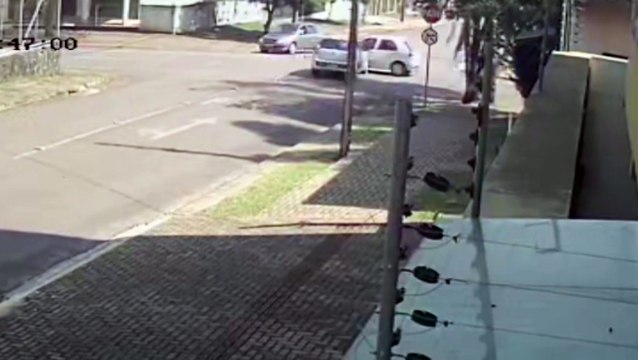 Vídeo mostra momento em que veículos Palio se envolvem em colisão no Bairro Aclimação