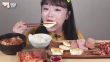 KOREAN GIRL EATING YUKGAEJANG, RICE & MORE (HOME-COOKED MEALS)